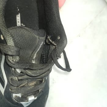 Boyner'de Satın Alınan Reebok Ayakkabı İlk Ayda Bağcık Yırtıldı Ve Garanti Reddedildi