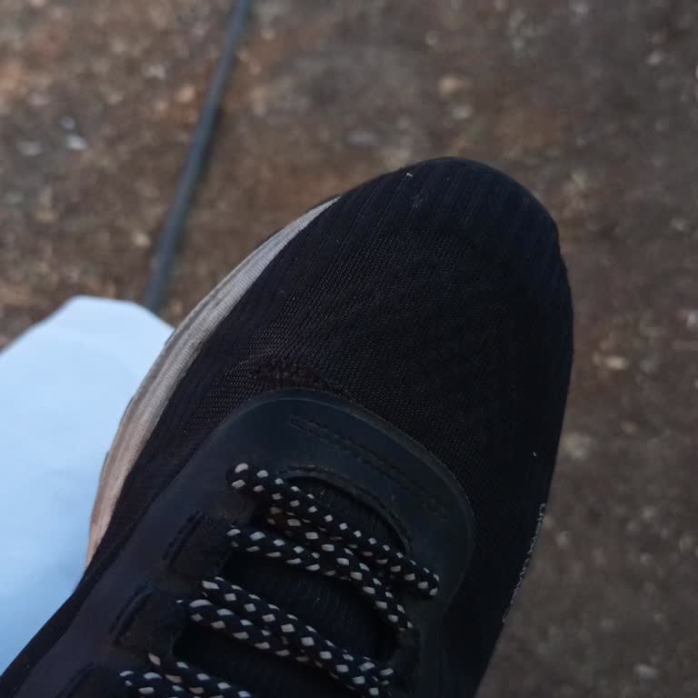 Kalite Sorunu: Calvin Klein Sneaker Dosyanın Açılması Ve Yırtılması