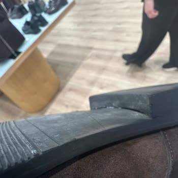 Kırılan Ayakkabı 34 Gün Sonra Yetersiz Onarımla Geri Döndü