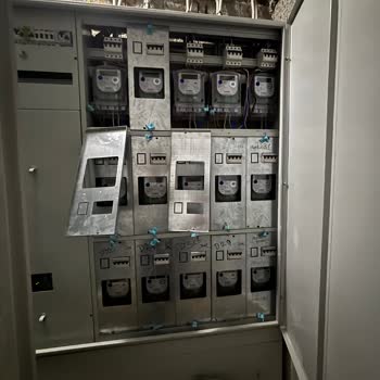 OEDAŞ Panoları Açık Bırakılıyor, Çocuklar İçin Hayati Elektrik Tehlikesi