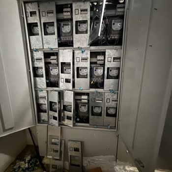 OEDAŞ Panoları Açık Bırakılıyor, Çocuklar İçin Hayati Elektrik Tehlikesi