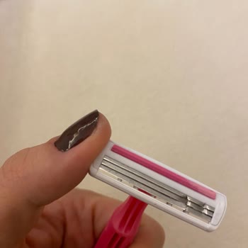Rossmann'dan Satın Alınan Kırık Bic Kadın Tıraş Bıçağı Nedeniyle Yaralanma