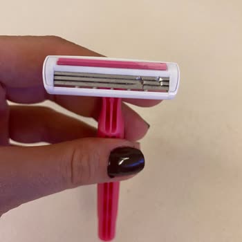 Rossmann'dan Satın Alınan Kırık Bic Kadın Tıraş Bıçağı Nedeniyle Yaralanma
