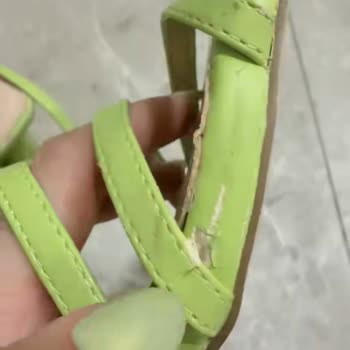 Derimod Topuklu Ayakkabı İkinci Giyişte Deri Soyulup Parçalandı