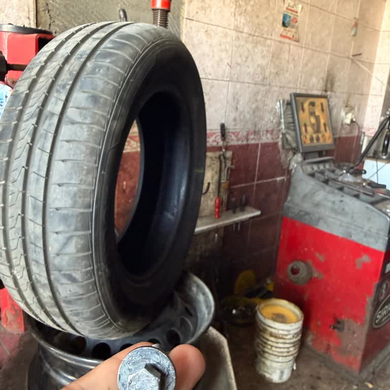 Mersin Otoparkındaki Tehlikeli Zemin Nedeniyle Patlayan Lastiğim Ve Belediyenin İlgisizliği