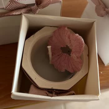 Mio Design'dan Gelen Nişan Mumları Görsel Ve Kalite Açısından Uymuyor, İsim Yanlış Ve Hasarlı