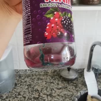 Mavi Yabancı Maddeler İçeren Şişe Suyu Çocuk Sağlığını Tehdit Ediyor