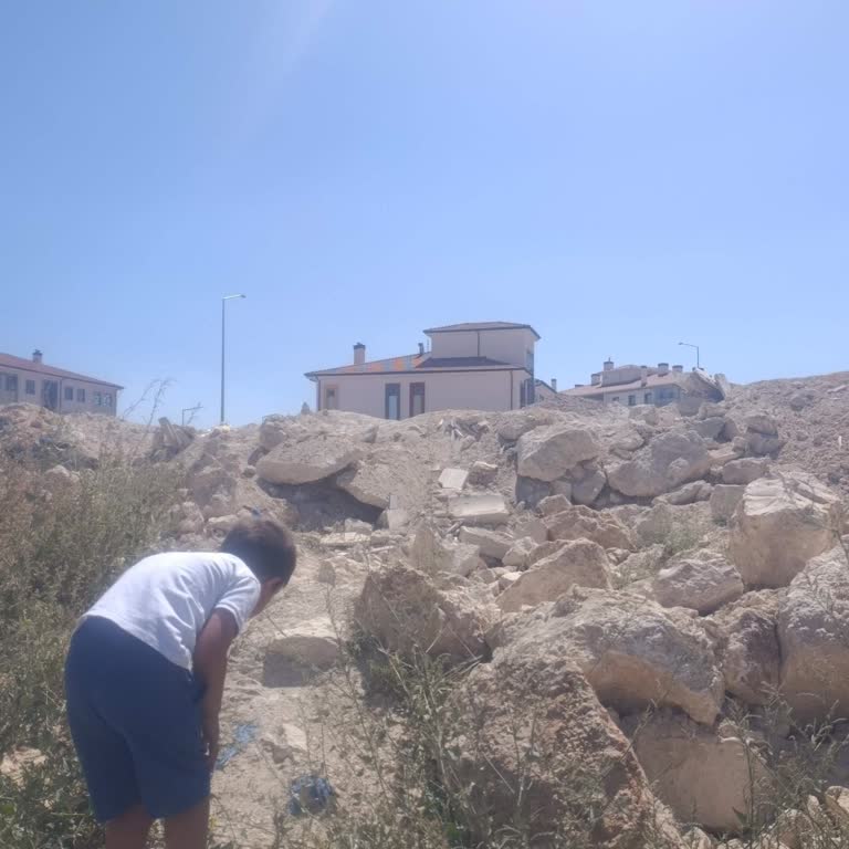Okul Yolundaki Kestirme Yolun Tehlikeli Durumu Ve Acil Asfaltlama Talebi