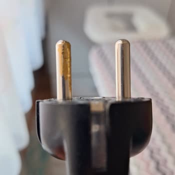 Tefal Ütüsü Prizde Patlayarak Yangın Riski Oluşturdu, Yetkili Servis Çözüm Sunmadı