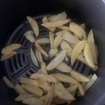 Karaca Airfryer Yiyeceklere Boya Geçirmeye ve Kimyasal Bir Kalıntı Bırakmaya Başladı