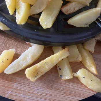 Karaca Airfryer Yiyeceklere Boya Geçirmeye ve Kimyasal Bir Kalıntı Bırakmaya Başladı