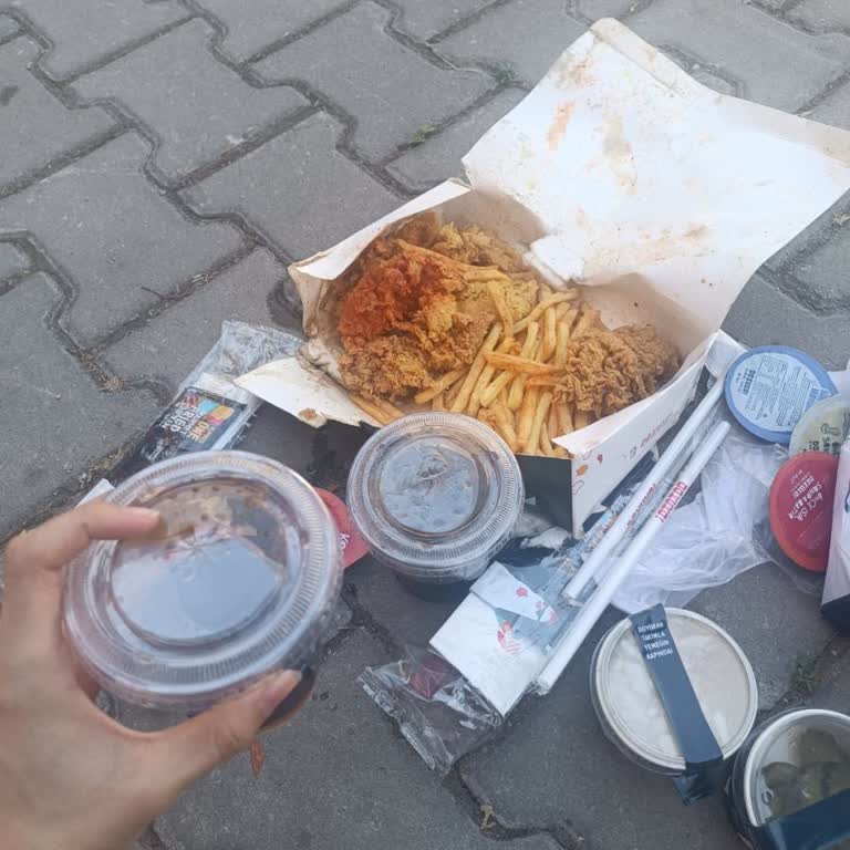 Kapalı Kola Talebime Rağmen Siparişte Dökülen Kola Yüzünden Gıda Kullanılamaz Halde