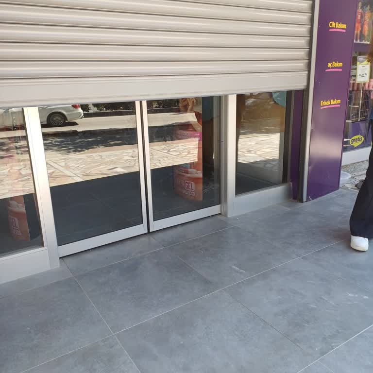 Hatay Defne Gratis’te Elektrik Kesintisi Alışverişi Yarıda Bıraktı