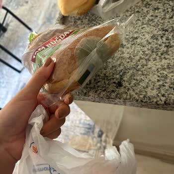 Tarihi Geçmiş Ve Küflü Ekmeği İçeren Market Üzerine Şikayet