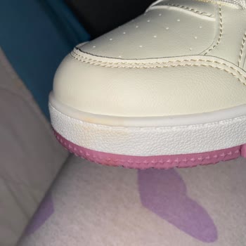 Yeni Ayakkabıda Turuncu Ve Siyah Lekelerle Kalite Kontrol Hatası