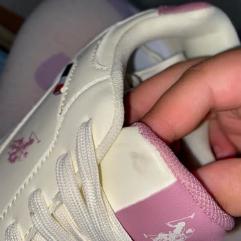 Yeni Ayakkabıda Turuncu Ve Siyah Lekelerle Kalite Kontrol Hatası