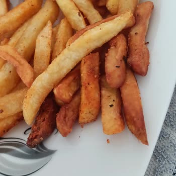 Queens Burger Gölbaşı Şubesinde Sürekli Yanık Ve Bayat Patates Şikayeti