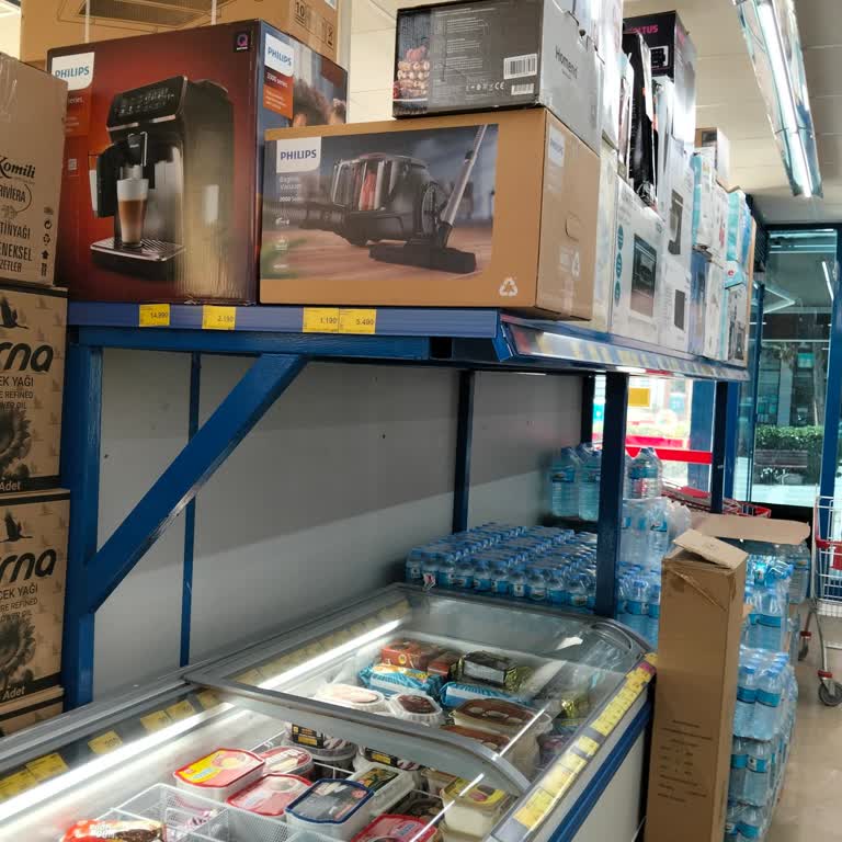 BİM Göztepe Dondurma Reyonundaki Sivri Köşe Müşteriyi Tehlikeye Atıyor Ve Personel İlgisiz Kalıyor