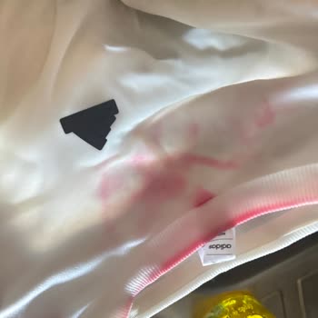 Ace Çamaşır Suyu Beyaz Tişörtü Pembe Lekelerle Bıraktı