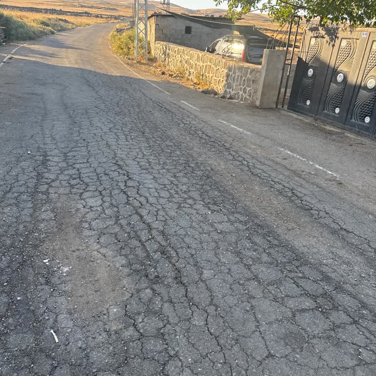 Köy İçindeki Çöken Yol Ve Kırık Asfalt İçin Acil Tamir Talebi