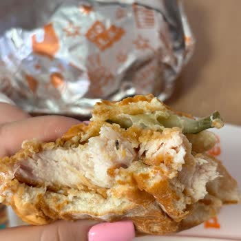 Popeyes İzmir Şubesinde Tavuk Burgerde Böcek Bulundu, Sağlık Sorunu Yaşandı