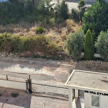 Döşemealtı 802 Sokakta Çukurlu Yol Nedeniyle Sürekli Mağduriyet