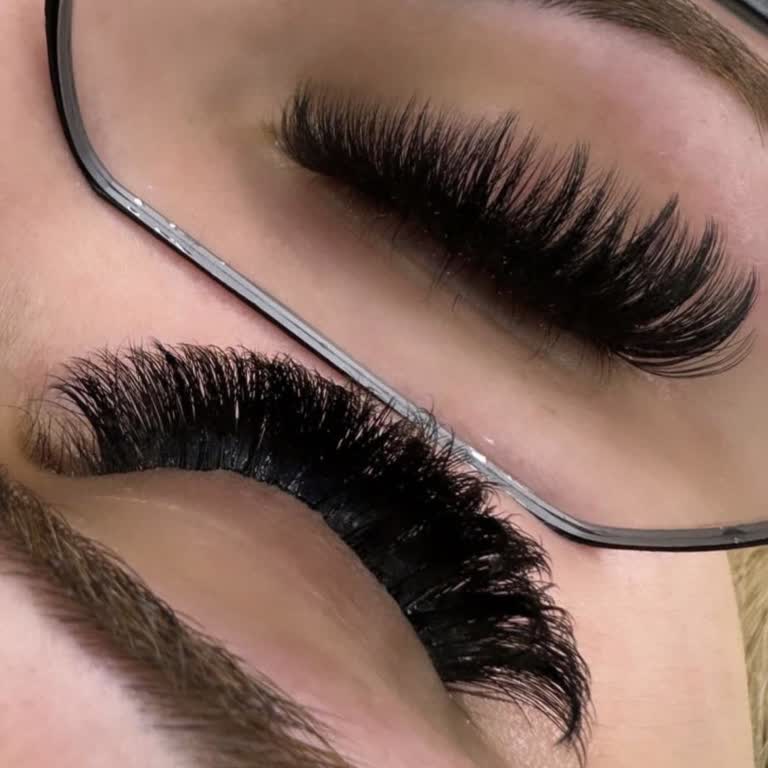 Yanlış Kirpik Uzunluğu Ve Saygısız Salon Davranışı