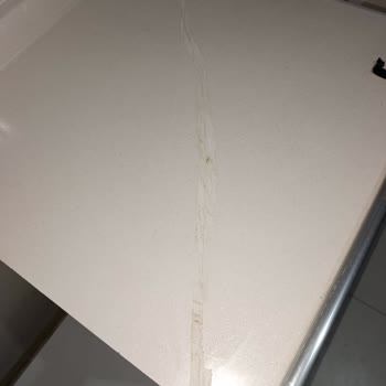 Yeni Dairede Mutfak Tezgahındaki Çatlak Ve Yanıtsızlık