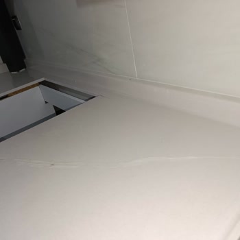 Yeni Dairede Mutfak Tezgahındaki Çatlak Ve Yanıtsızlık