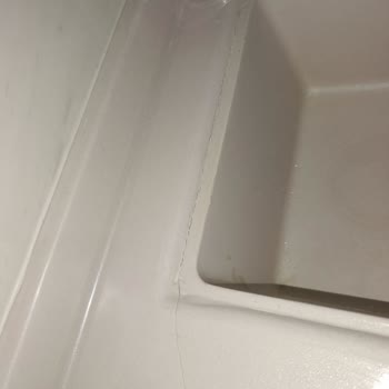 Yeni Dairede Mutfak Tezgahındaki Çatlak Ve Yanıtsızlık