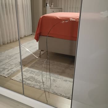 Kırık Gardırop Aynası Ve Çalışmayan Yatak Başlığı Işığı İçin Uzun Süreli Çözüm Talebi