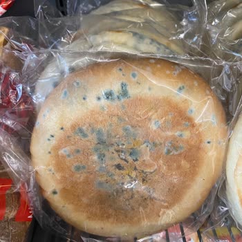 A101 Erzincan Mağazasında Küflü Bazlamalar Sağlık Riski Oluşturuyor