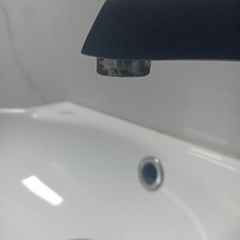 Kare Banyo Bataryalarda ve Duş Başlığı Setinde Paslanmalar ve Boyalarda Atmalar Oluştu