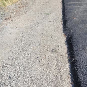 Yarım Asfalt Çalışması Araçlara Ve Mahalleye Zarar Veriyor