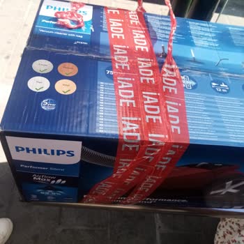 Kırmızı İade Bandı Ve Yırtık Paketiyle Gelen Hediye Süpürge