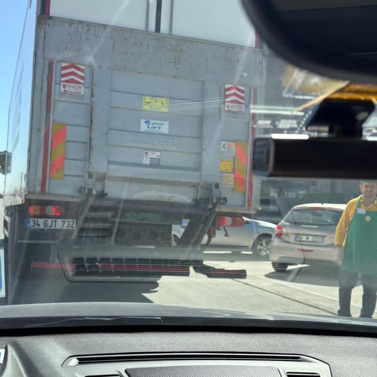 Polatlı File Market’te Kamyonun Otoparkı Kapaması Ve Çalışanın Aşağılayıcı Tutumu