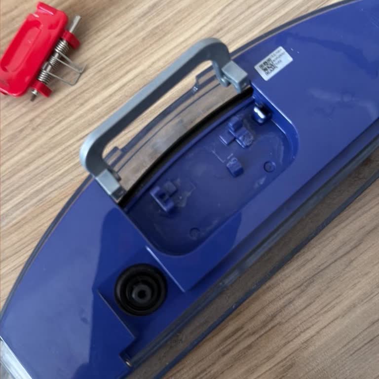 Dyson Spot+Scrub Kirli Su Tankı Klipsi Kırıldı, Ücretsiz Değişim İstiyorum