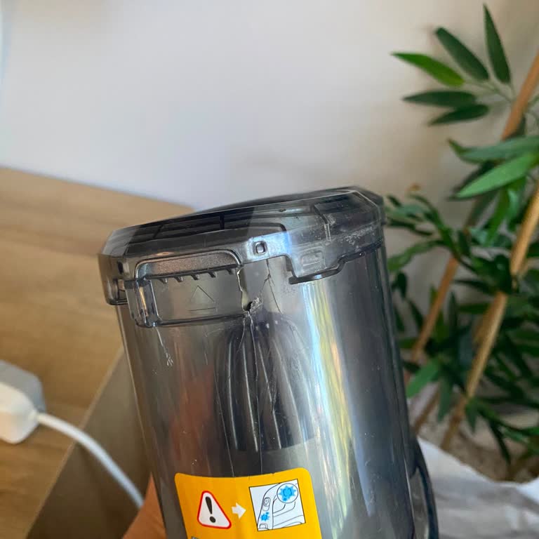 Philips SpeedPro Max Dikey Süpürgede Toz Haznesi Kırıldı Ve Kullanım Konforu Bozuldu