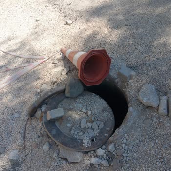 Zülüflühan Mahallesi Yolunda Asfalt Eksikliği Ve Yüksek Rögar Kapakları