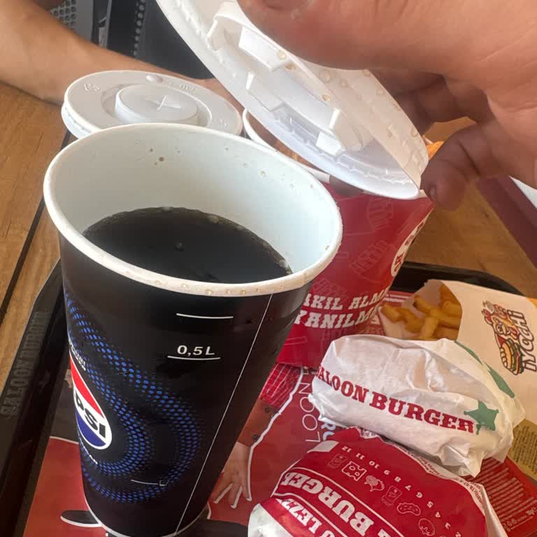 Büyük Boy Kola Ücretine Küçük Bardak Verildi