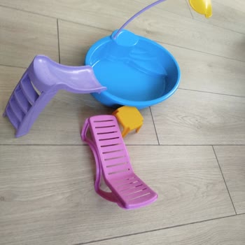 Linda’nın Havuzu Oyuncak Renkleri Kutu Görselleriyle Uyuşmuyor