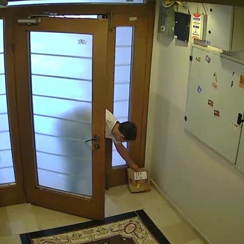 Kargolar Apartman Girişine Atılıyor, Kapı Teslimatı Talep Ediyorum