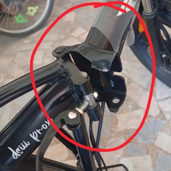 Kırık Kadro Ve Hasarlı Katlama Kilidi Olan Elektrikli Bisiklet, Eksik Belgelerle