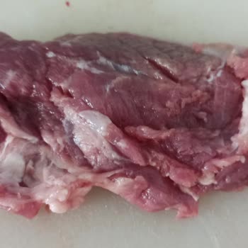 Migros'ta Yanıltıcı Dilimli Kuzu Biftek Çoğu Yağ Ve Sinir