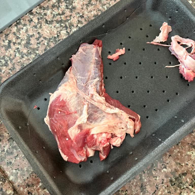 Metro Market'te Temizlenmemiş Kuzu Külbastı Ve Saygısız Kasap Çalışanı