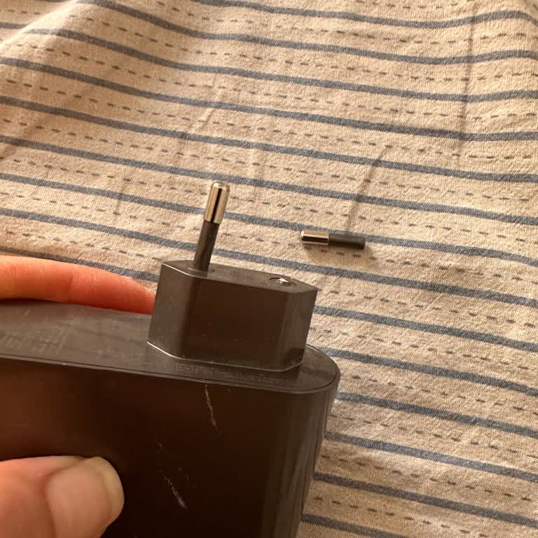 Dyson Adaptör Dişi Sürekli Yamuluyor Ve Kırıldı, Ücretsiz Değişim İstiyorum
