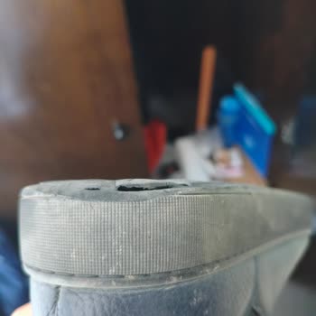 Ayakkabının Tabanda Alttan Yarılarak Taş Girmesi Ve İade Talebi