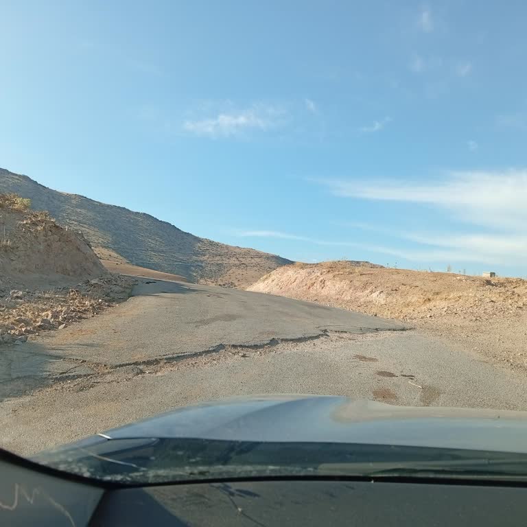 Gevaş Altınsaç Mahallesi İnköy Yolunda Derin Çukurlar Ve Çökmeler Sürücüleri Tehlikeye Atıyor