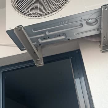 Balkon Kapısının Üzerinde Tehlikeli Dış Ünite Montajı