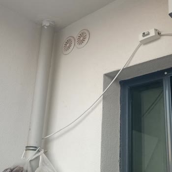 Balkon Kapısının Üzerinde Tehlikeli Dış Ünite Montajı